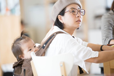 子どもを背負いながらセミナー受講