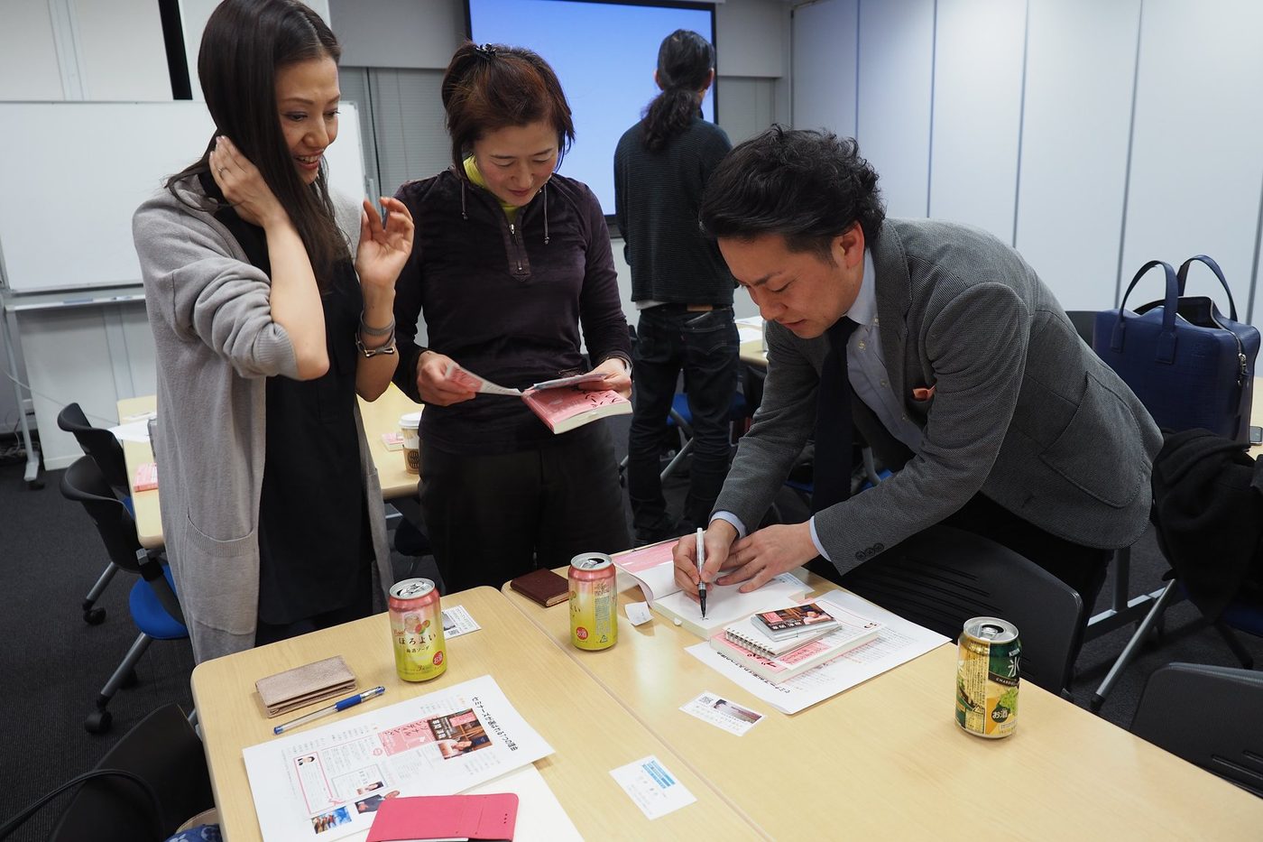 書籍にサイン中