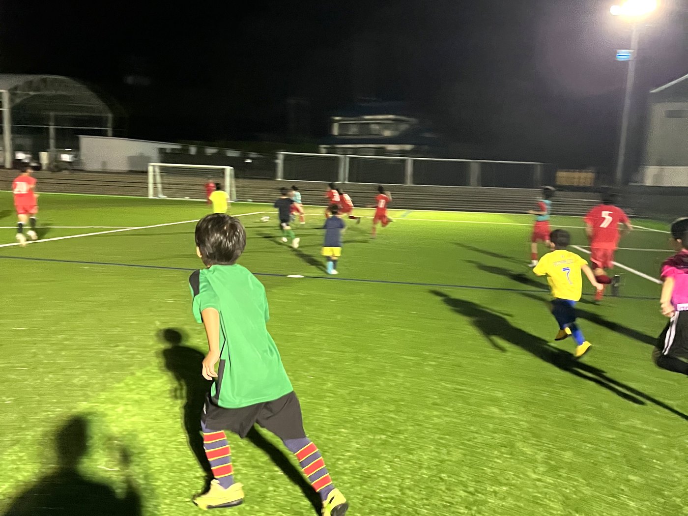 2026年8月30日の夜。ナイトサッカーの親子レク。大人も子どもも混ざって走ります