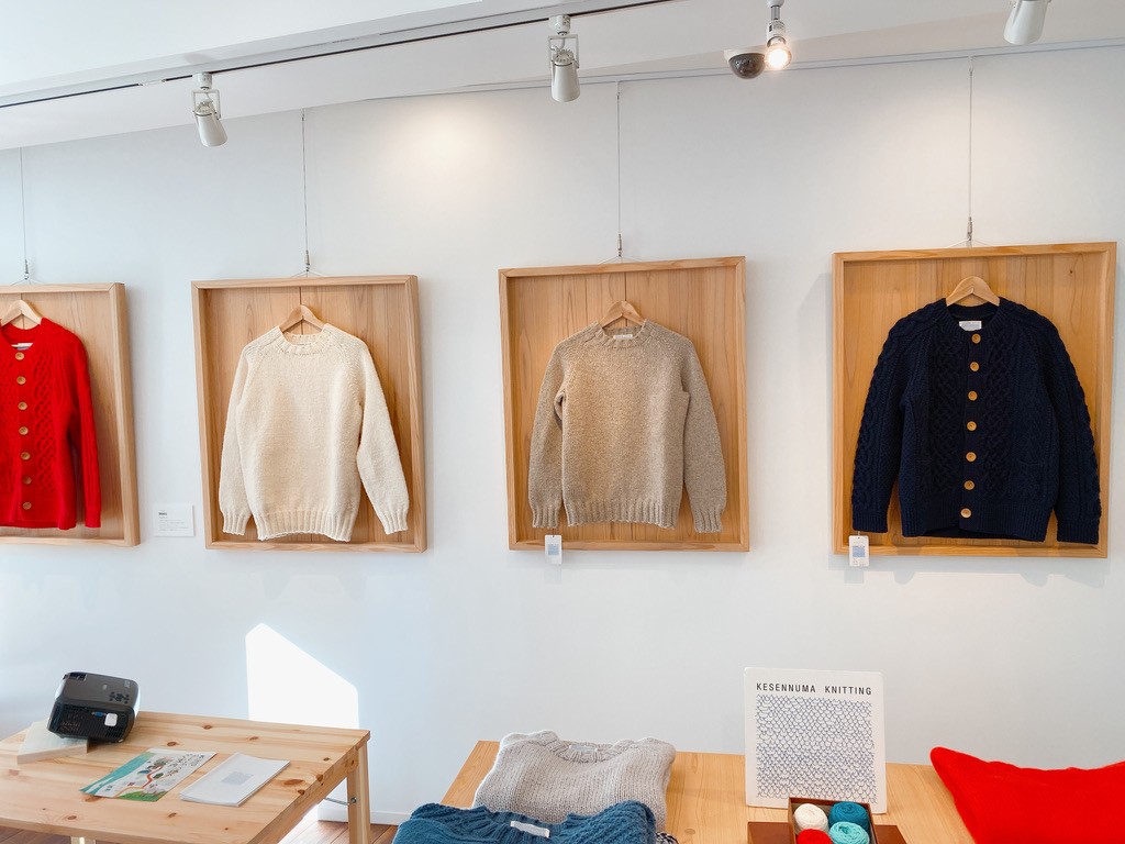 額装されて壁に並んでいます。商品というより、作品の展示でした