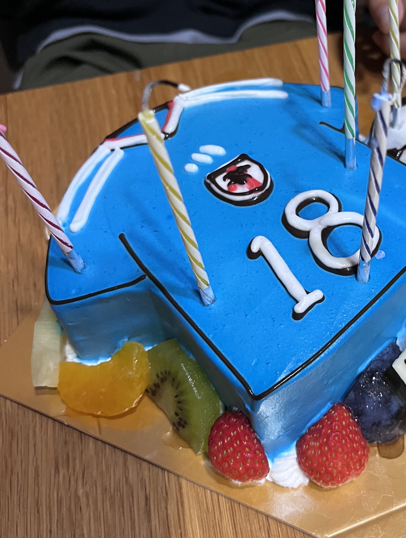 10歳。ユニフォーム型のケーキ、背番号は18