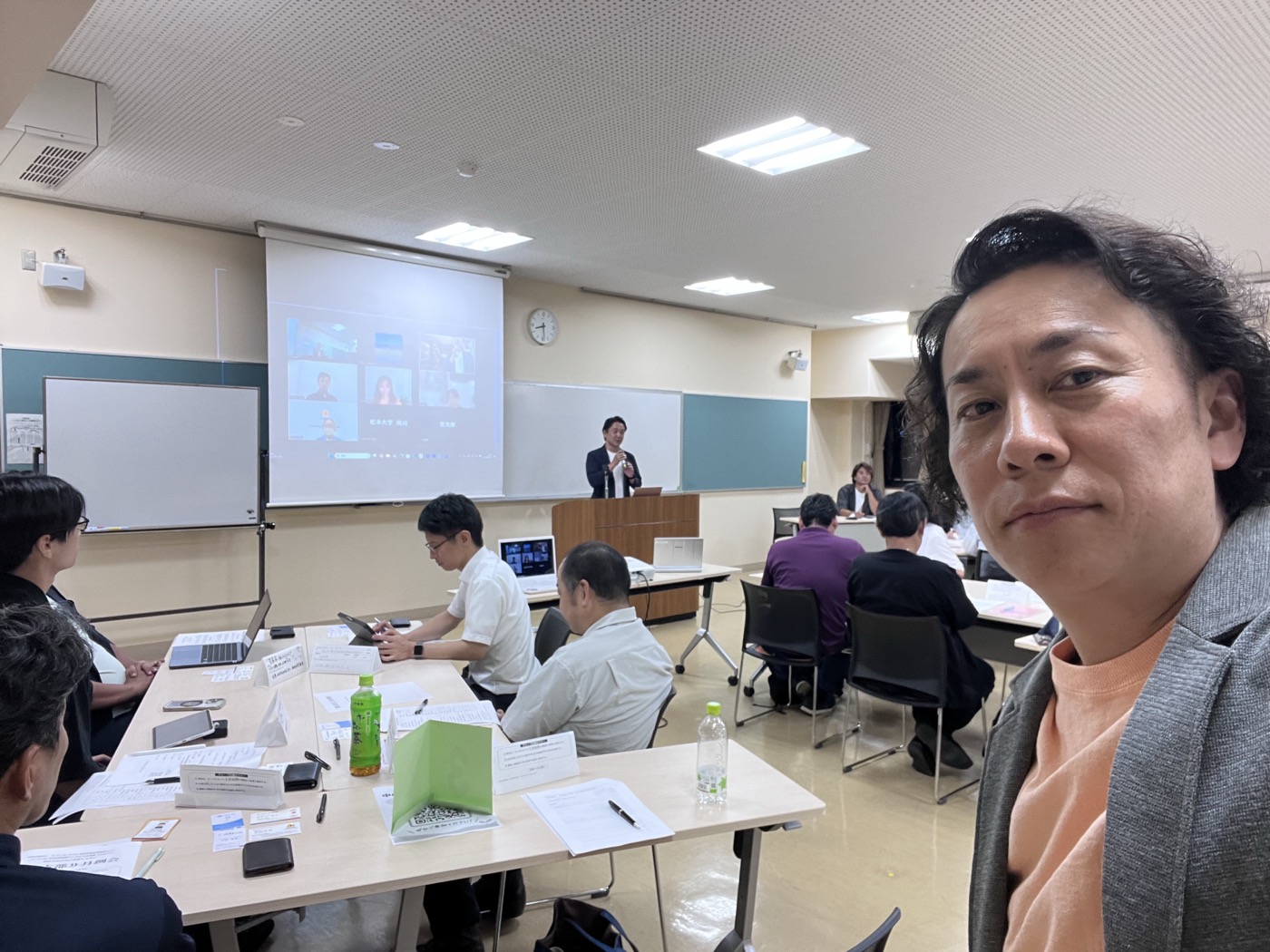 グループ討論のあいだ。会場の後ろから