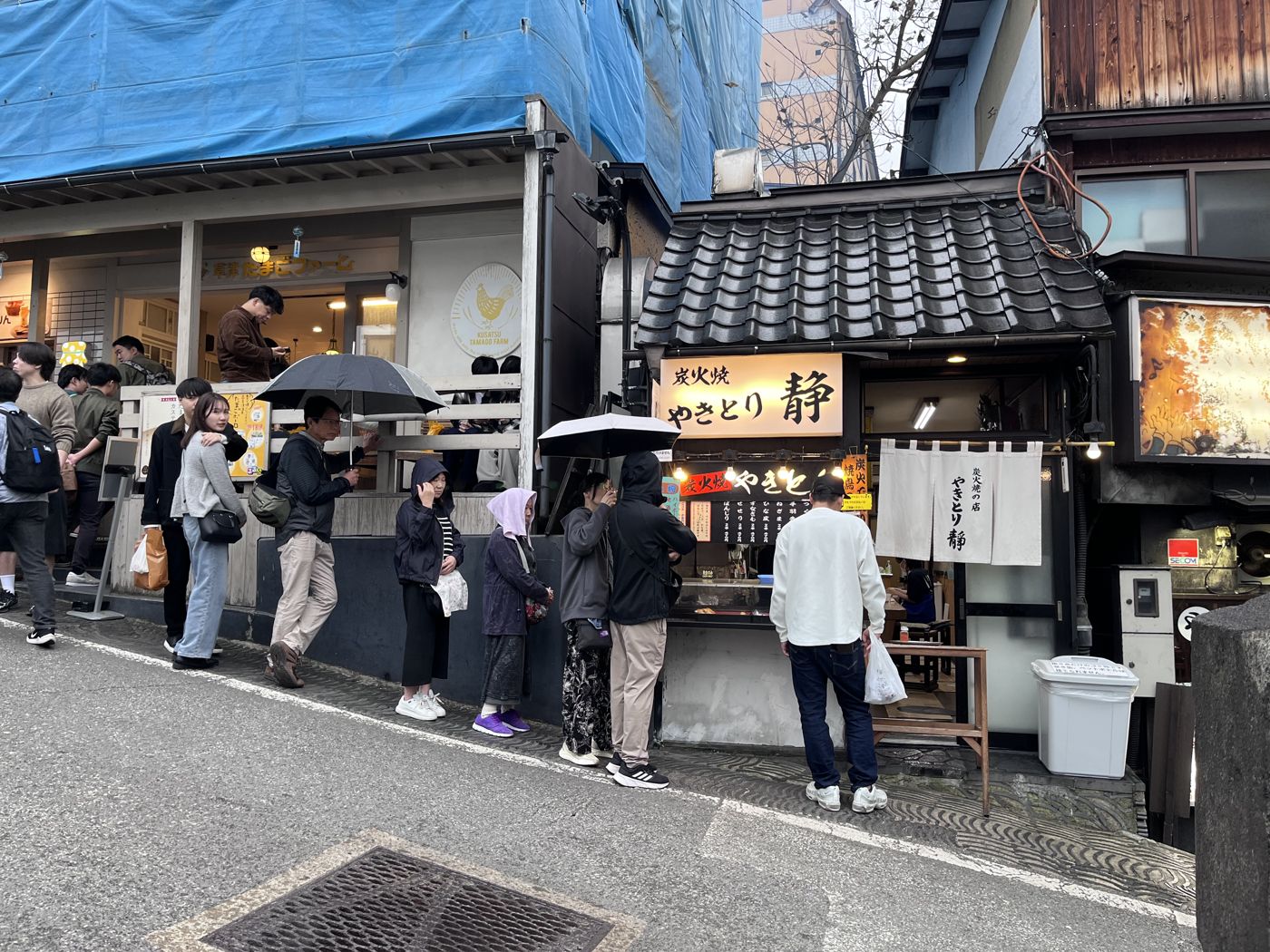 小雨でも行列。炭火焼やきとり「静」