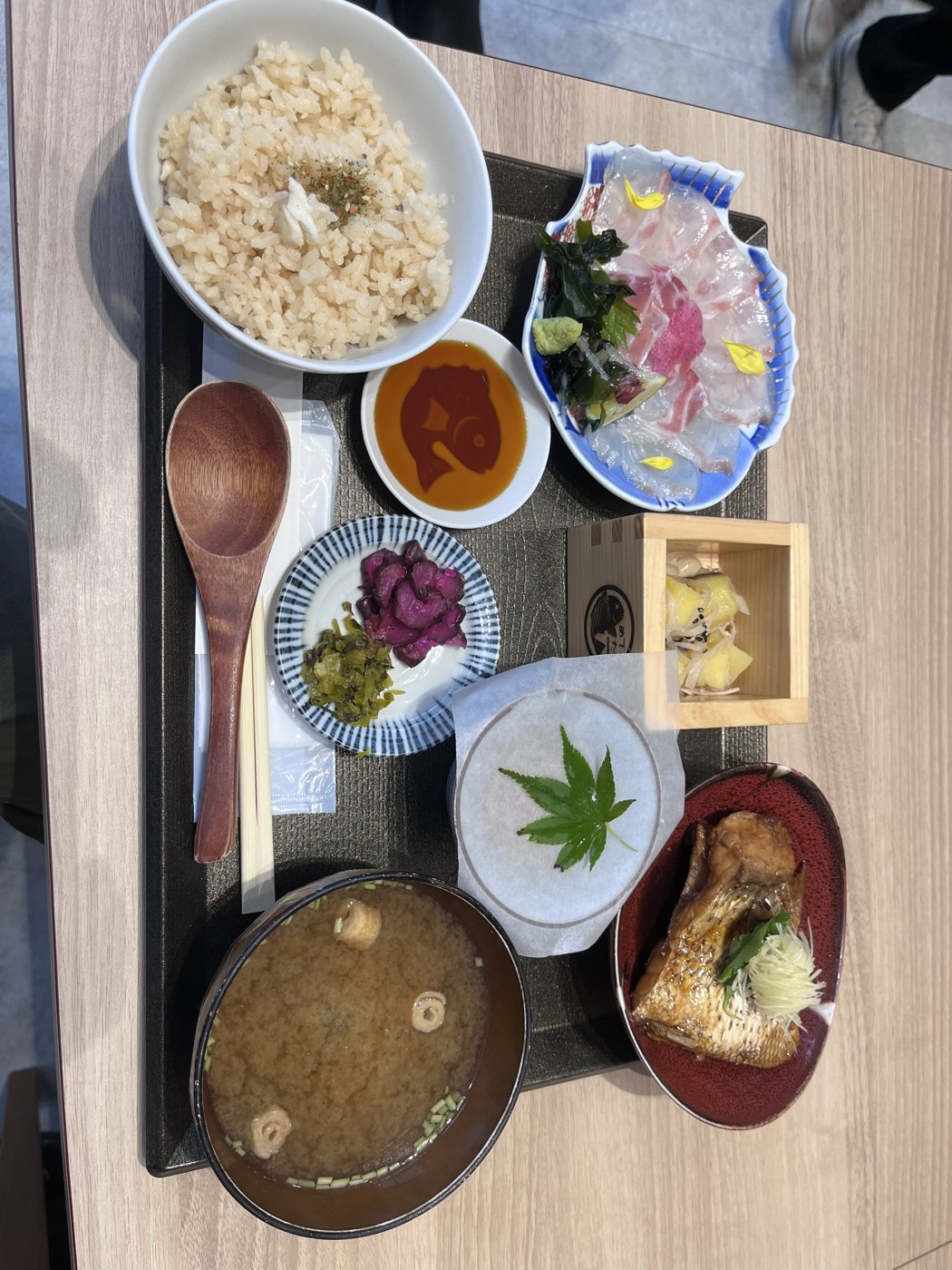 研修の日のお昼。鯛めしの定食