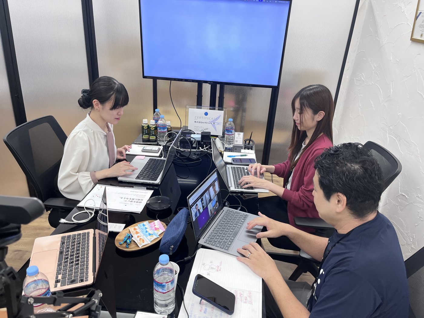 研修の様子。社長と社員のみなさんで競合を洗い出す